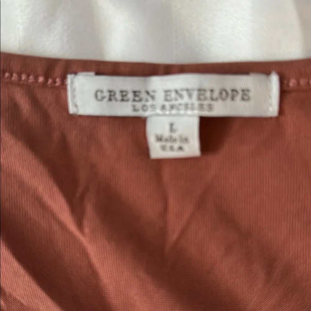 Green Envelope Mauve Short Sleeve Top with Tie Details - Picture 6 of 6